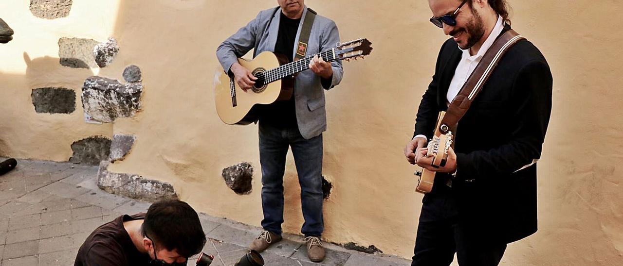 El cantautor José Artiles, a la izquierda, junto al guitarrista Yuniel Rascón, en una sesión fotográfica.