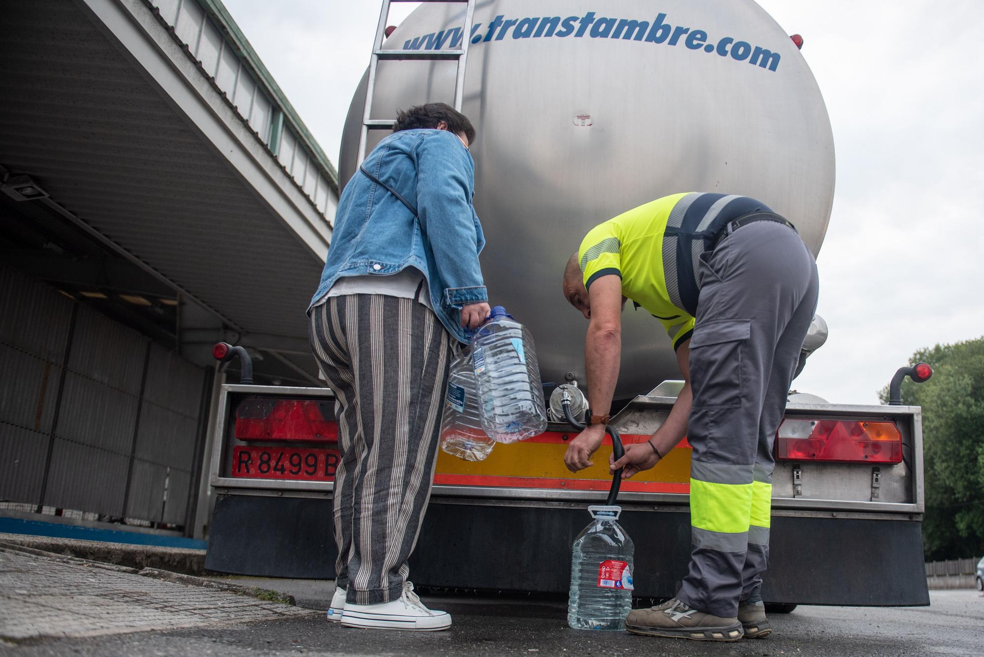 Betanzos fleta cisternas y reparte garrafas ante las restricciones de agua por la gastroenteritis