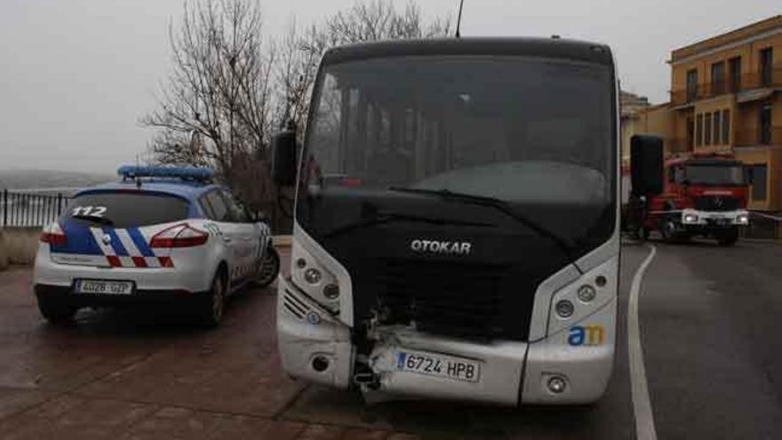 Herida grave la conductora de un coche al chocar con un autobús