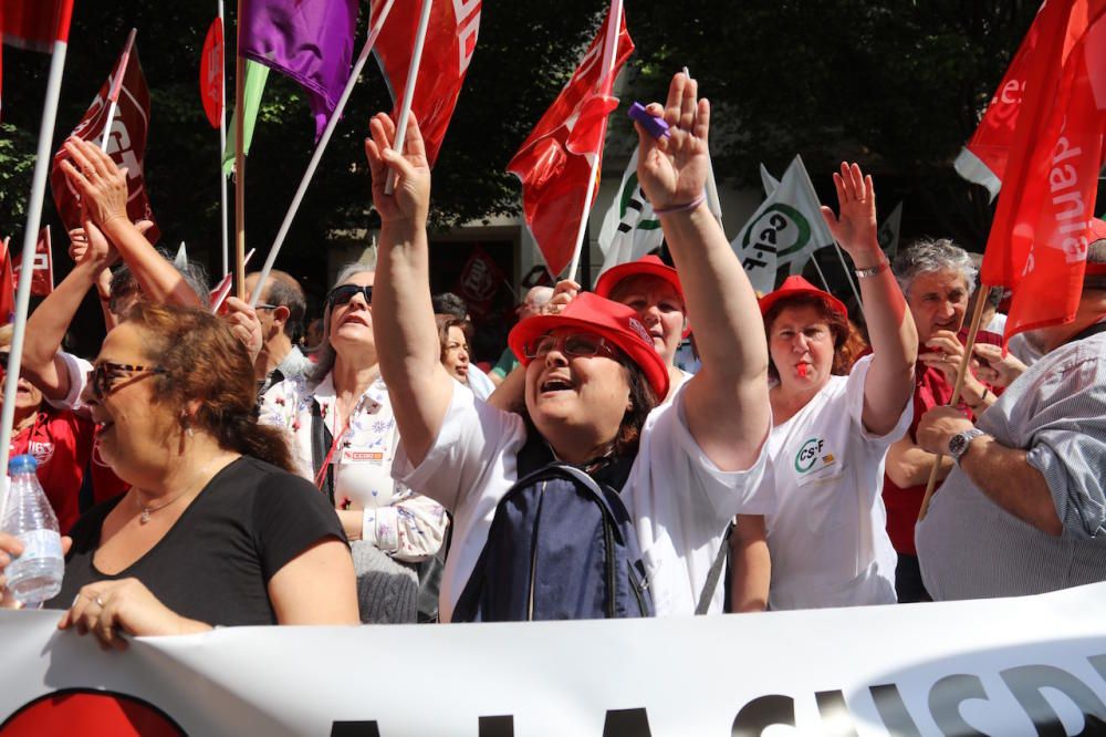 Cientos de funcionarios piden la dimisión de Salom por suprimir la carrera profesional