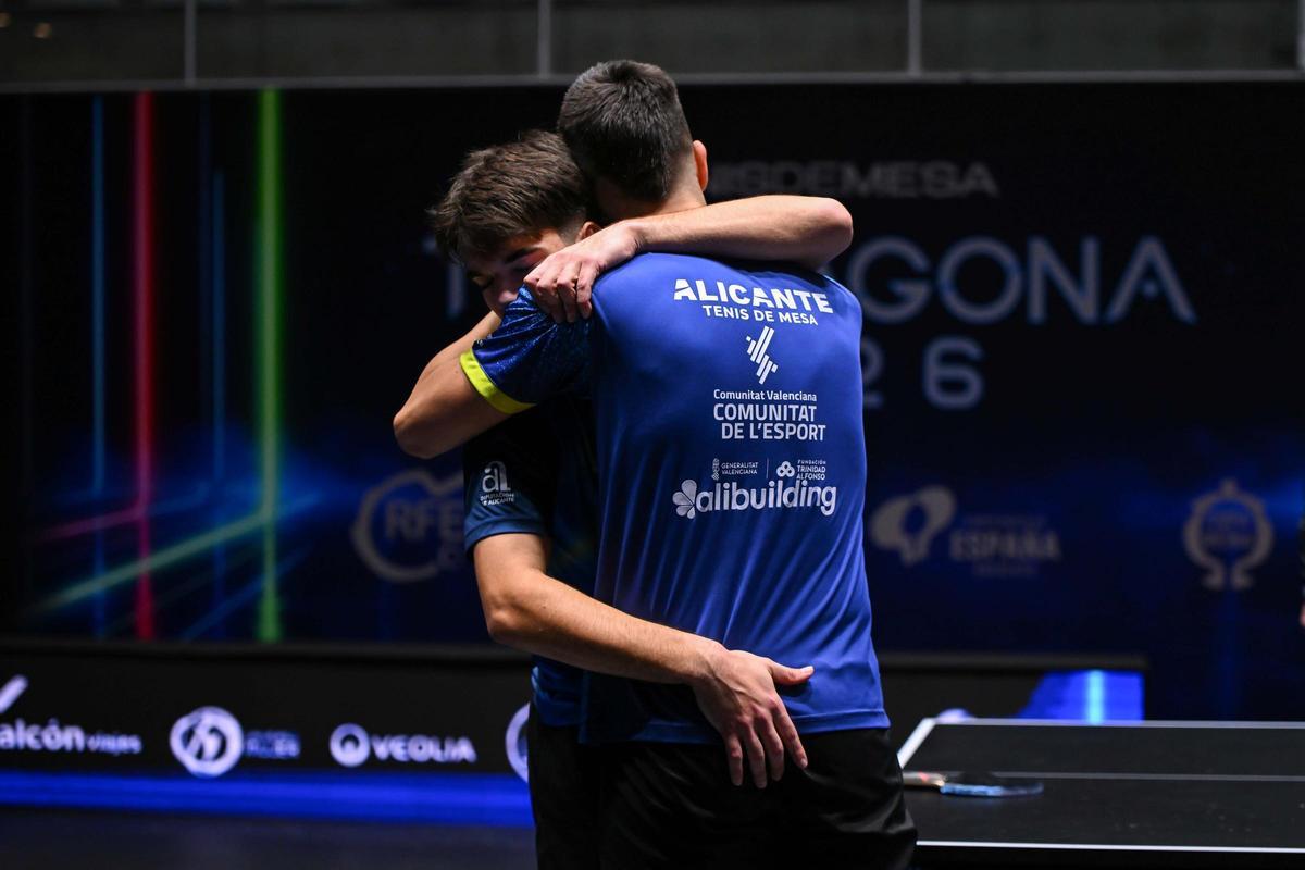 Los hermanos se abrazan tras el partido