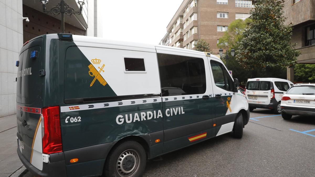 El furgón de la Guardia Civil saliendo de los juzgados con los investigados en dirección a la cárcel.
