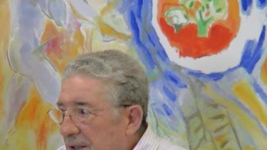 Basilio Fernández dona varias de sus obras a la biblioteca de Villanueva