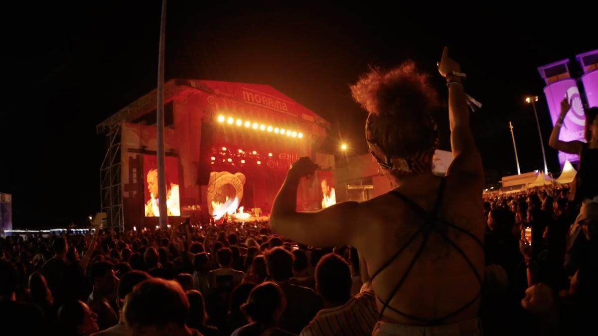 Una seguidora con la pulsera que da acceso al recinto del festival en el puerto de A Coruña.