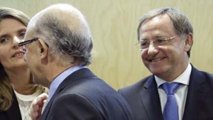 El ministro Montoro pasa por delante del conseller de Hacienda, Juan Carlos Moragues, antes del Consejo de Política Fiscal.