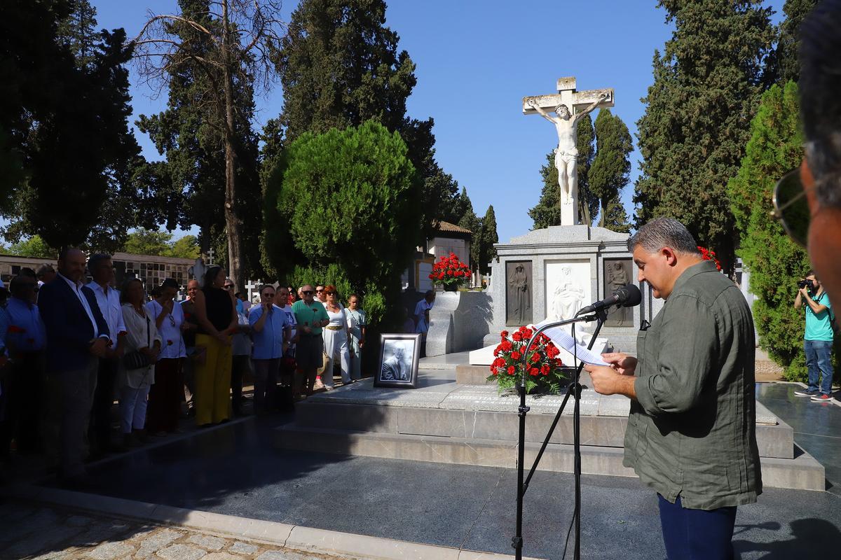 Ofrenda floral en el 75 aniversario de la muerte de Manolete
