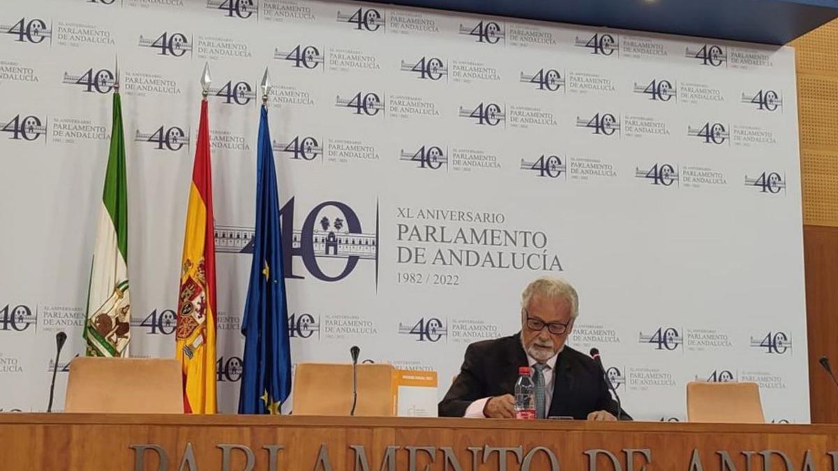 Jesús Maeztu presenta su informe anual, ayer en el Parlamento andaluz.