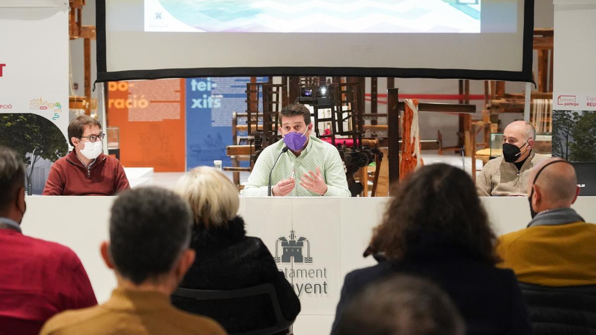 Jorge Rodríguez, en el centro, durante la presentación de hoy.