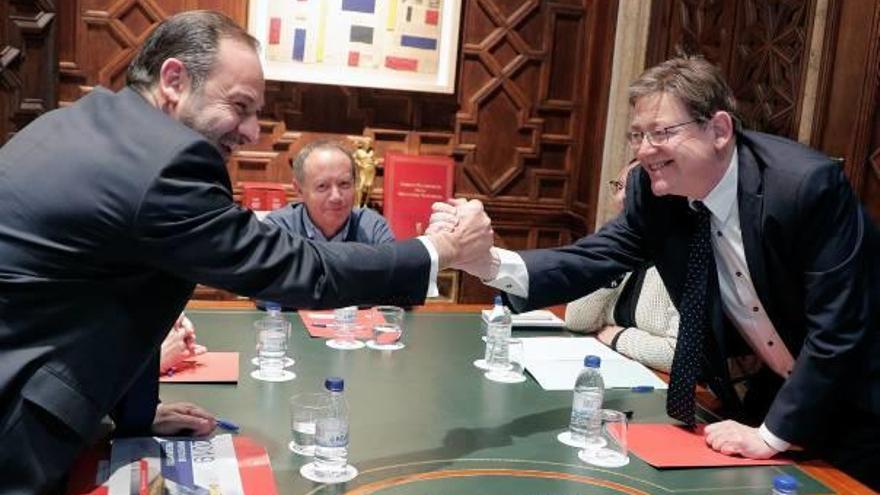 Ábalos y Puig entrechocan las manos en la reunión previa a la que asistieron representantes de UGT, CC OO y la CEV.