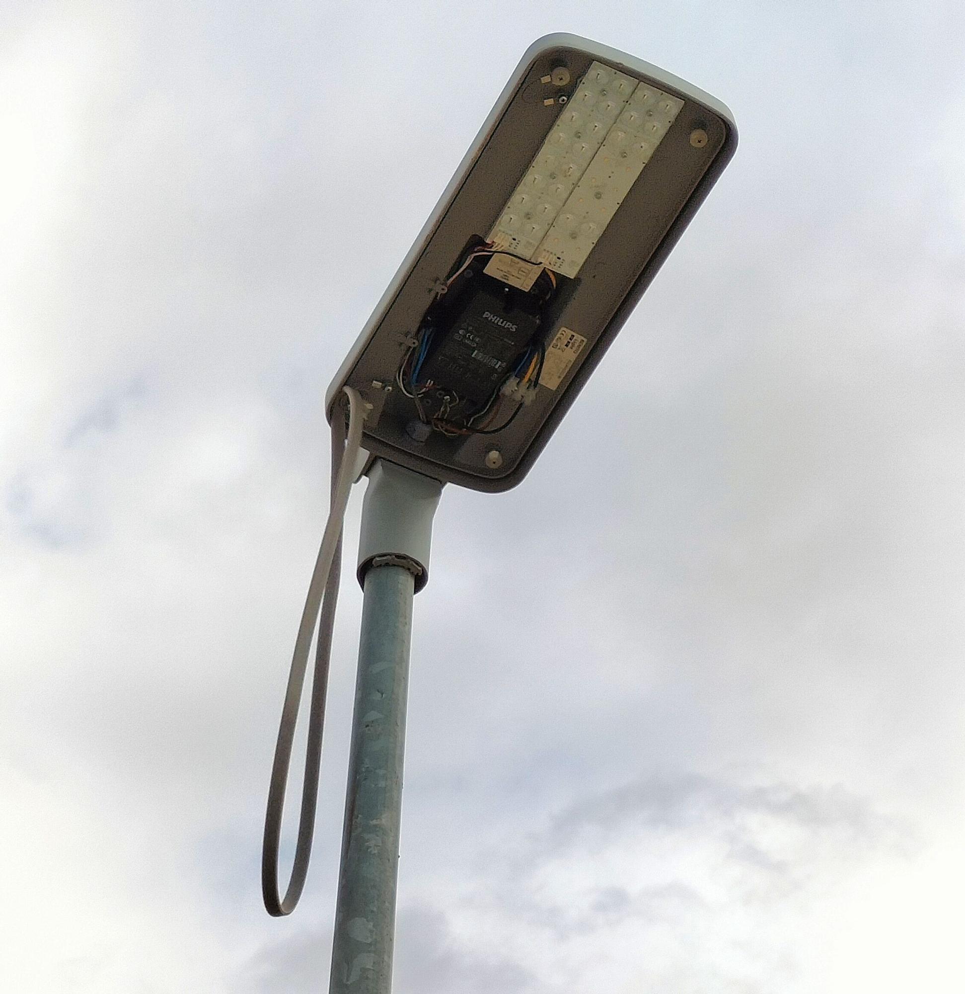 Estado de una de las farolas objeto de este acto vandálico