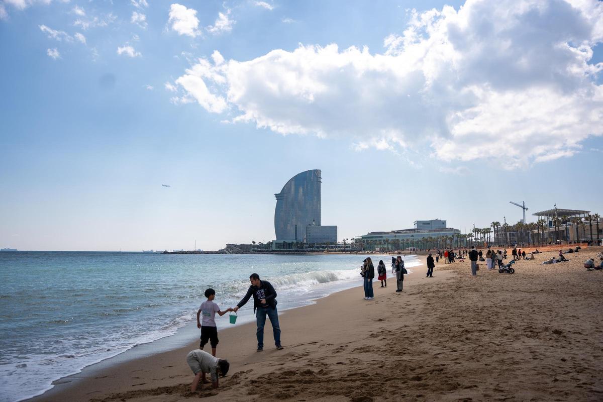 Aspecto de la playa de la Barceloneta, este sábado algo más soleado tras varios días con el cielo encapotado en Barcelona.