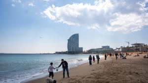 Aspecto de la playa de la Barceloneta, este sábado algo más soleado tras varios días con el cielo encapotado en Barcelona.