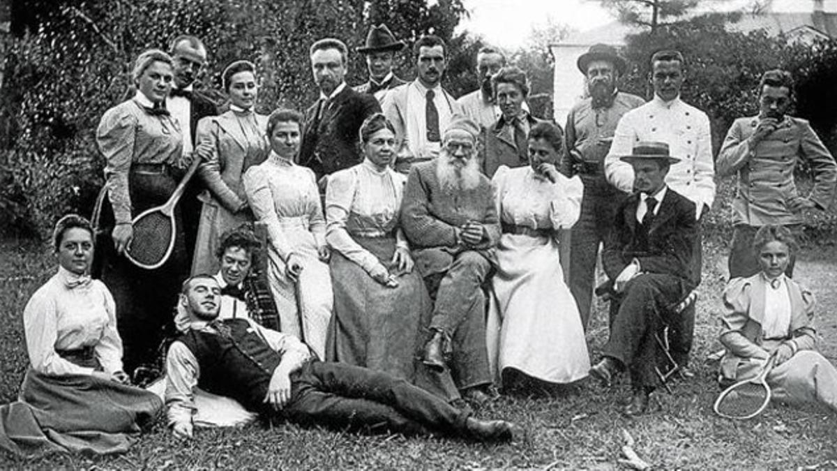 EL ENTORNO FAMILIAR 3 Arriba, a la izquierda, Tolstói con su familia al completo en la hacienda de Yásnaia Poliana, en 1899. A la derecha, el autor de 'Guerra y paz' junto a su esposa, Sofía, en el 45º aniversario de boda (1907). Abajo, a la izquierd