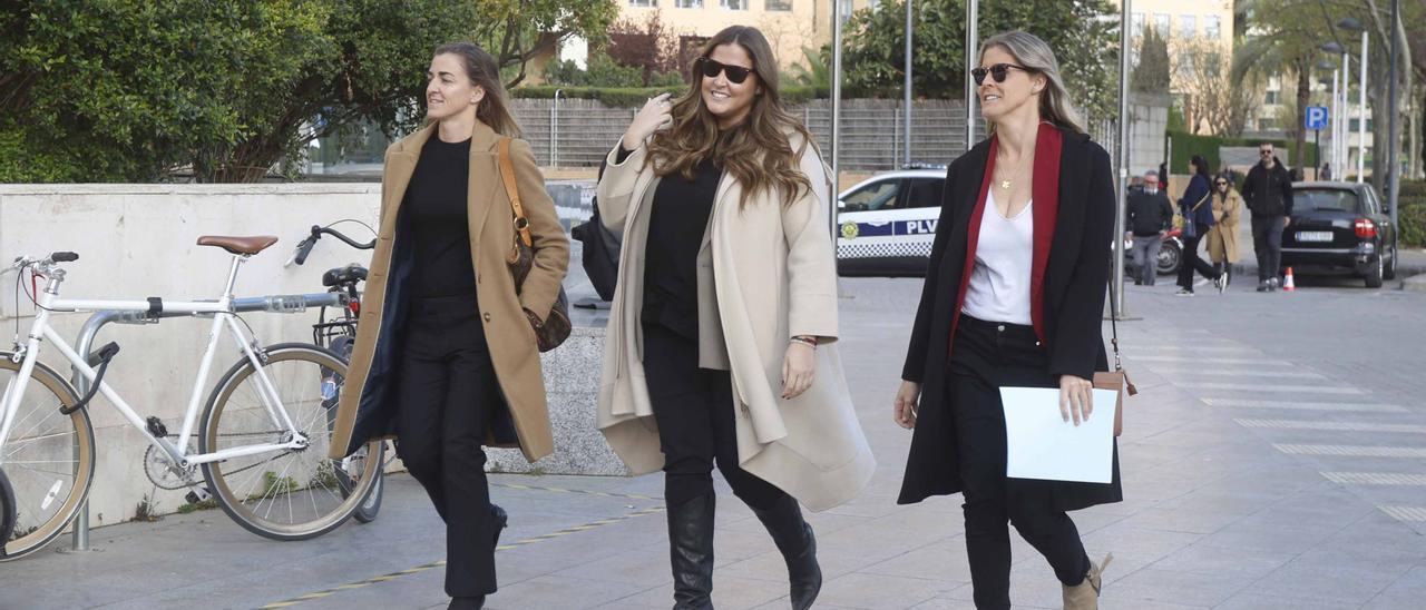 Las hermanas Corbín Barberá entran en la Ciudad de la Justicia cuando fueron a responder a su abogado el pasado 5 de abril.