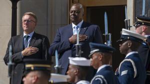 El secretario de defensa, Lloyd Austin, derecha, durante un acto con el ministro de defensa danés, Morten Bodskov.