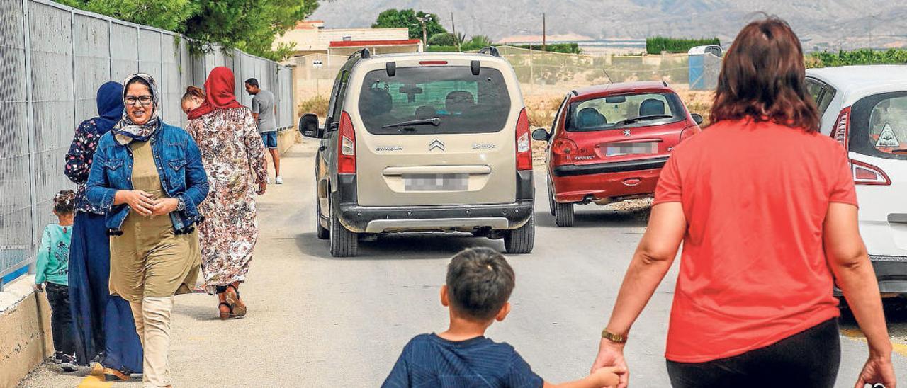 Peatones y vehículos comparten calzada, lo que supone un grave problema de seguridad.