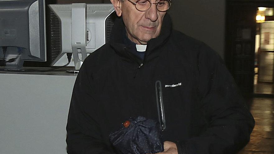 El padre Román en la Audiencia de Granada, en una de las sesiones del juicio.