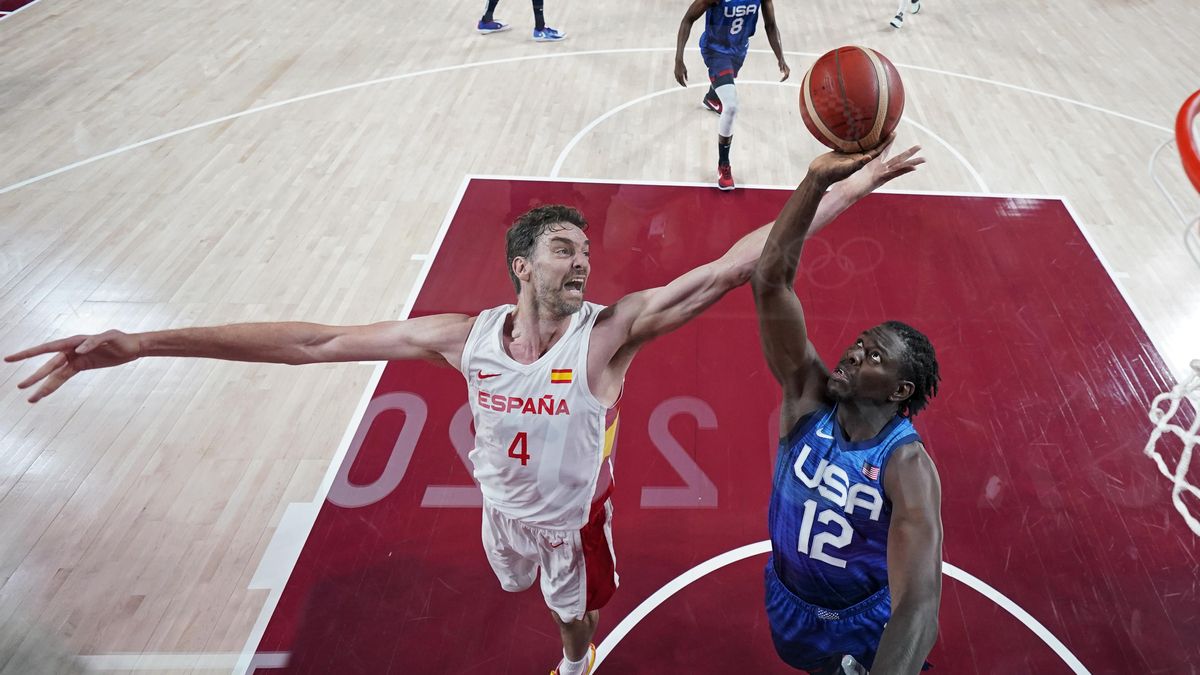 Una jugada de Pau Gasol en el partit contra els Estats Units