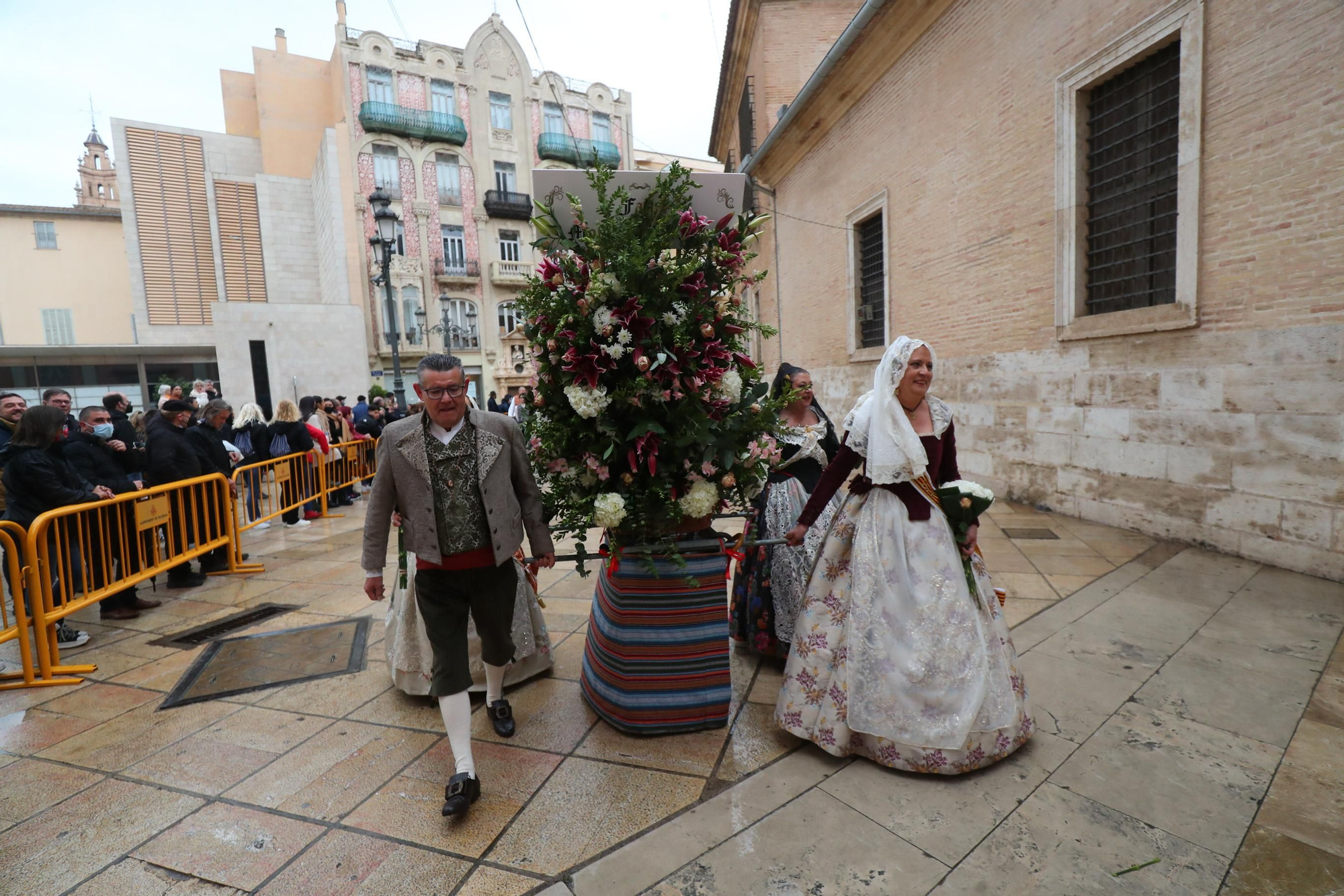 Búscate en el primer día de ofrenda por la calle de la Paz (entre las 15:30 a las 17:00 horas)