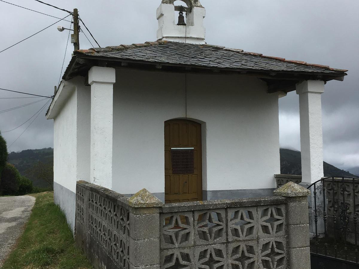 El pequeño templo que alberga las tallas.