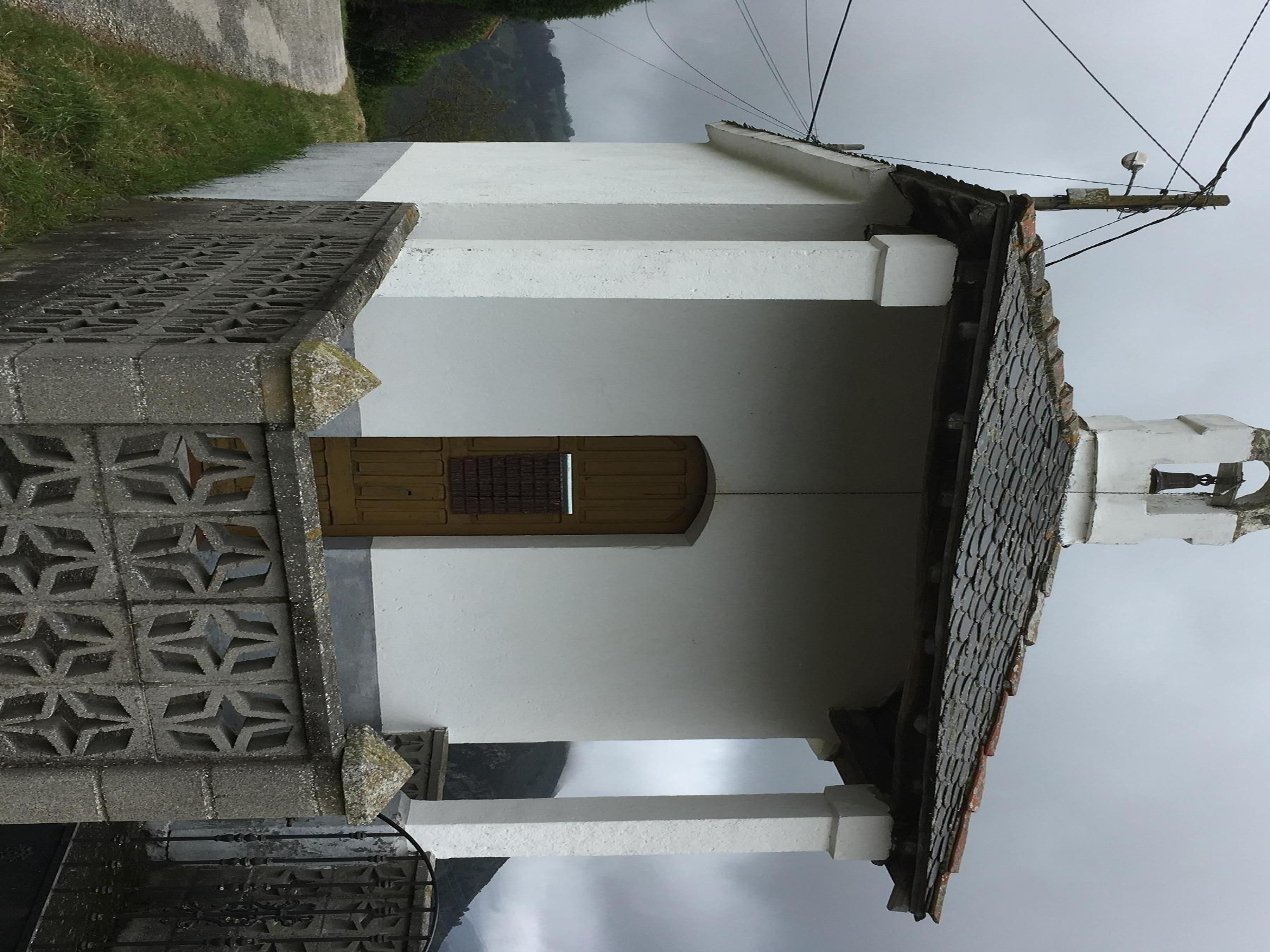 El pequeño templo que alberga las tallas.