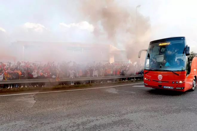 La afición recibe al VCF en La Cartuja