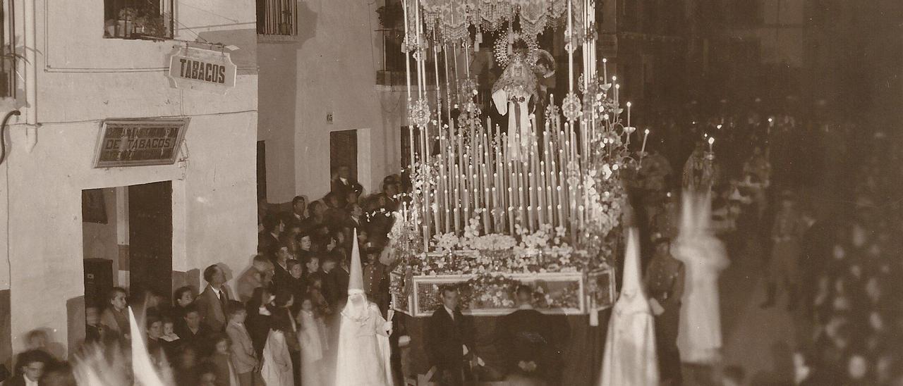 La Virgen de la Paz el Miércoles Santo de 1943 por la calle Alfaros, rodeada de gente.