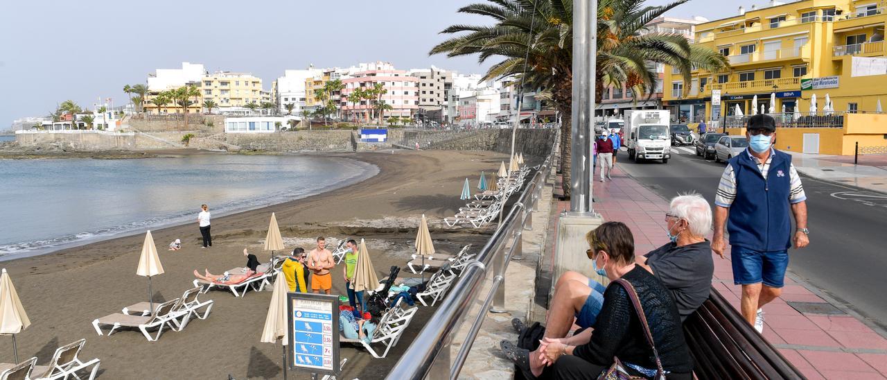 Imagen de la calle Miguel Marrero Rodríguez de Arguineguín, ubicada junto al paseo marítimo.