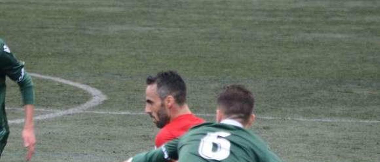 Aarón golpea el balón ante un futbolista del Fabril. // Gonzalo Núñez