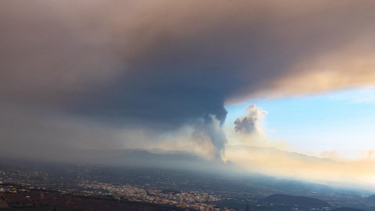 La nube de ceniza del volcán de La Palma está a 3.000 metros de altura.