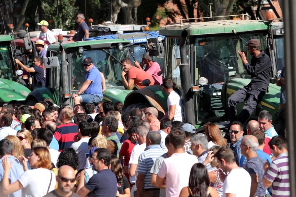 Protesta de agricultores en la Asamblea Regional