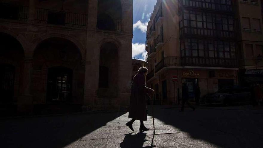 Una mujer jubilada pasea por la Plaza Mayor de Zamora.