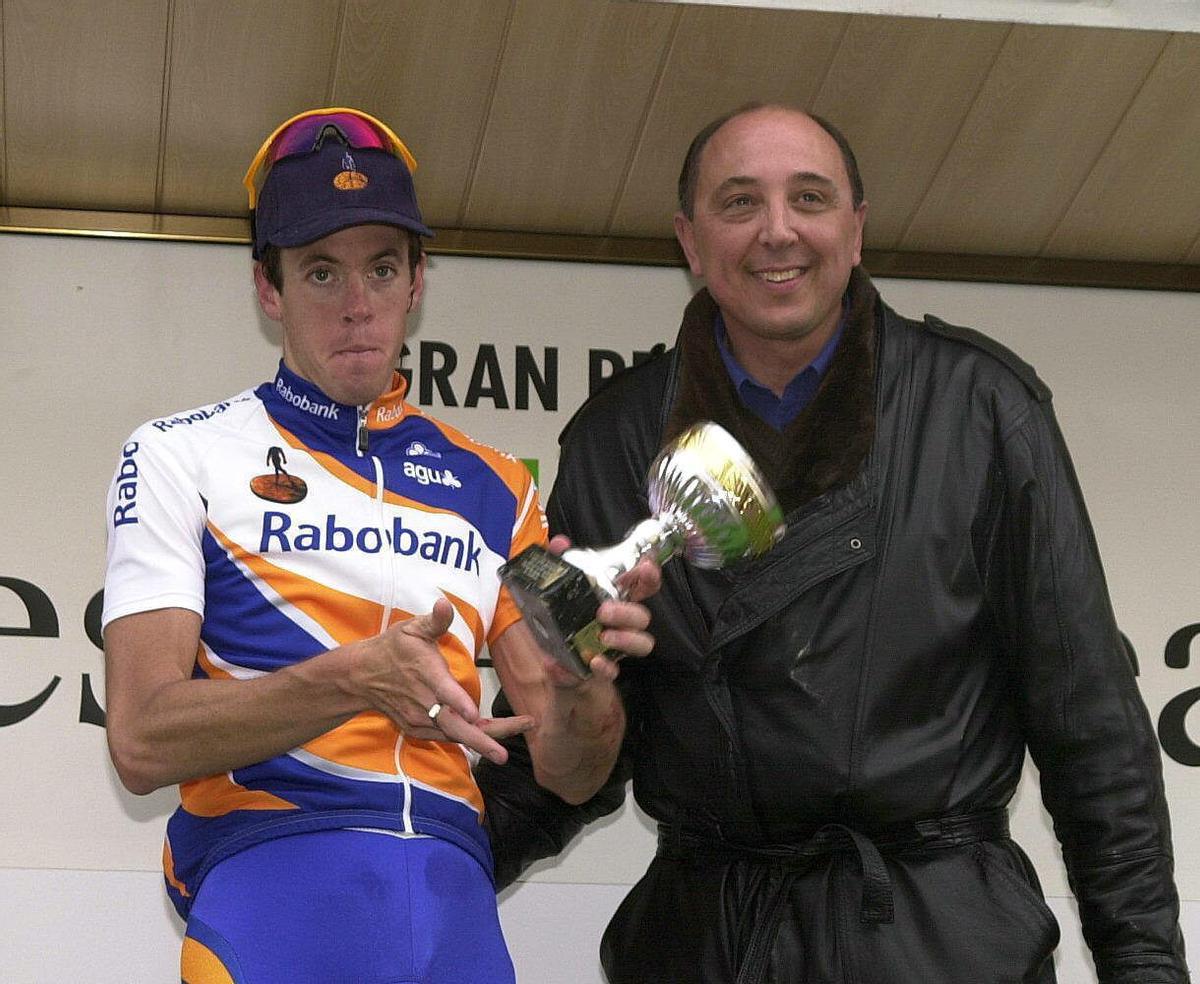 El ciclista australiano Mathew Hayman, de Rabobank, recibe del ex baloncestista Juan de la Cruz, el trofeo de líder de la X Challenge Vuelta a Mallorca en 2001.