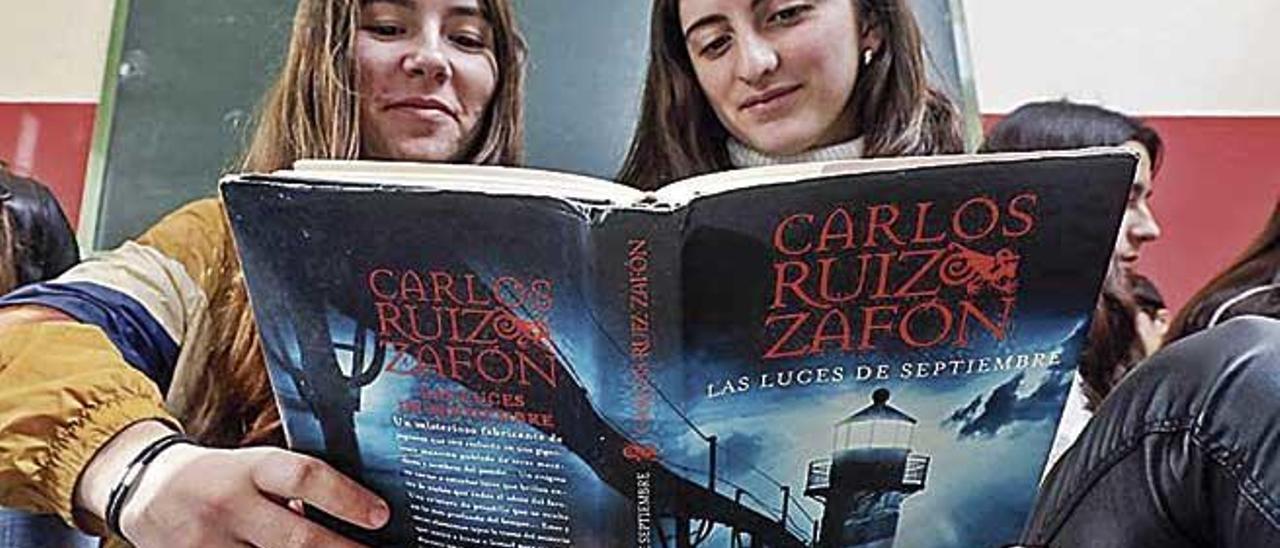 Dos alumnas del IES Son Pacs sostienen un libro.