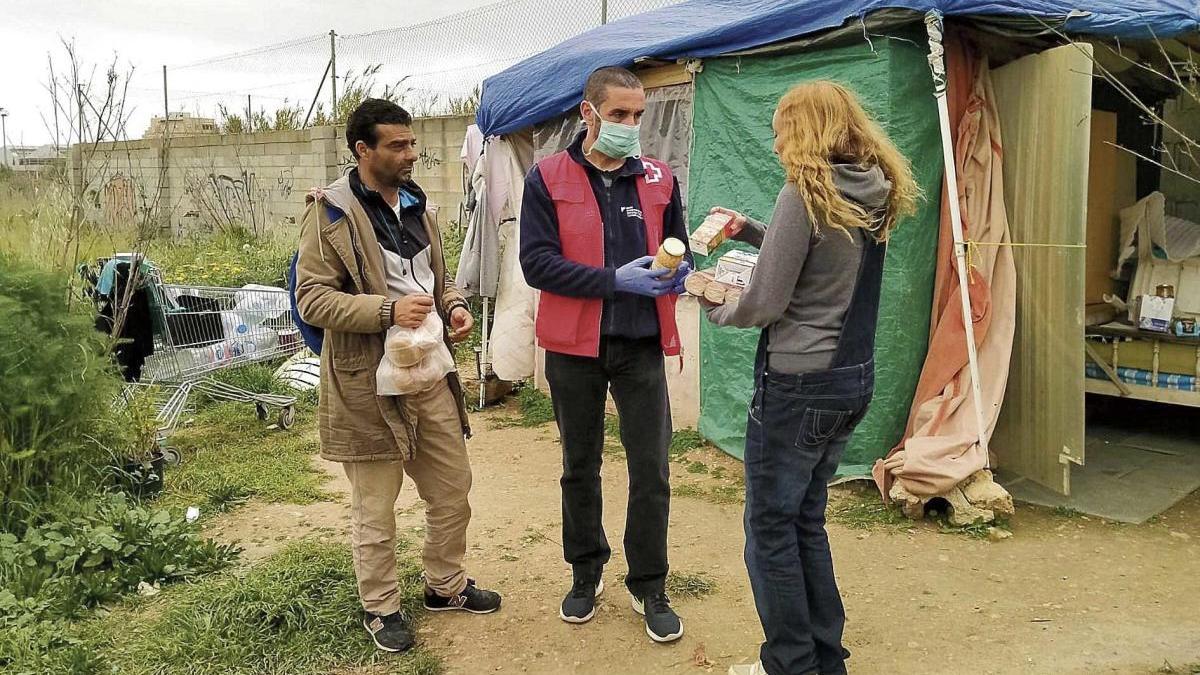 Cruz Roja y CÃ ritas estÃ¡n intensificando el reparto de alimentos y otros productos de primera necesidad.