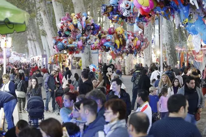 Les 'Fires a 1 euro' omplen les atraccions de la Devesa