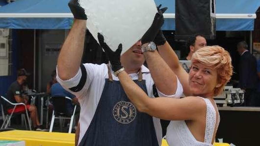 Leivas y Patricia Díaz, con uno de los cubitos de quince kilos.