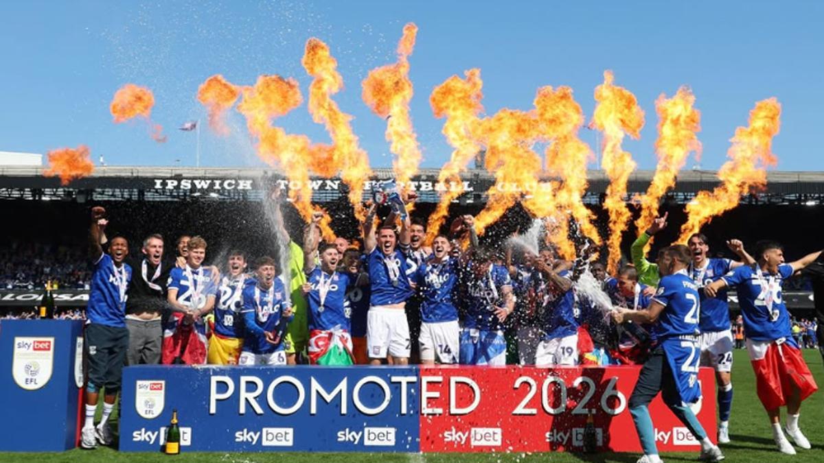 Dan Neil, celebrando el ascenso a Premier con el Ipswich