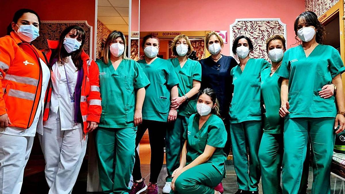 Trabajadoras del centro San Roque posan con el personal sanitario encargado de administrar la vacuna. | Cedida