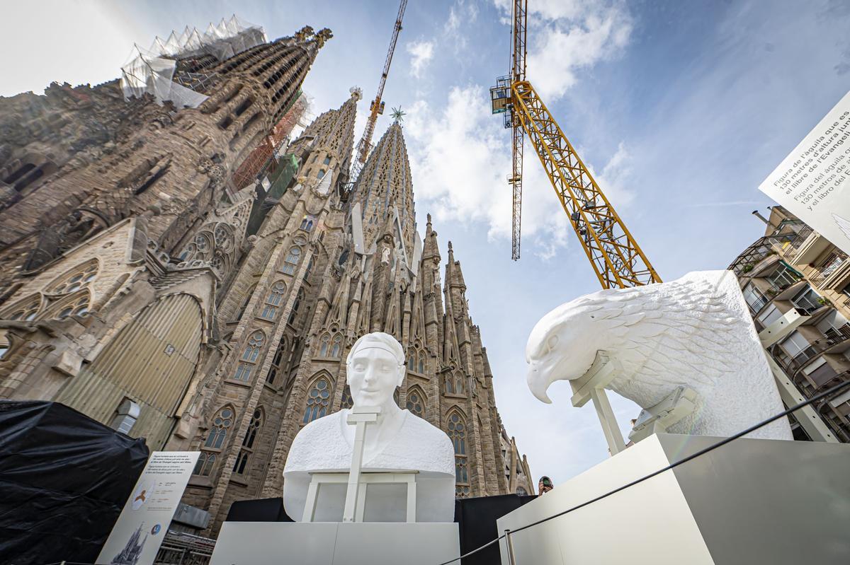 Dos colosales figuras de mármol griego de Thasos, el más blanco del mundo, aguardan a los pies del templo de la Sagrada Família para ser alzadas en octubre a la cima de las torres dedicadas a los evangelistas Juan y Mateo, la primera, como marca la tradición cristiana, un águila, y la segunda, con un esculpido que a veces confunde incluso a los más creyentes, con el aspecto de un hombre alado, sin que eso sea exactamente un ángel.