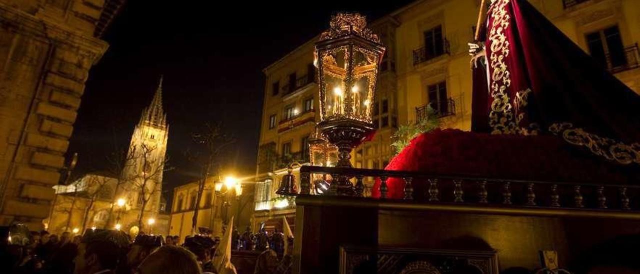 La procesión de Jesús Cautivo, transitando por la plaza de Porlier, con la Catedral al fondo.