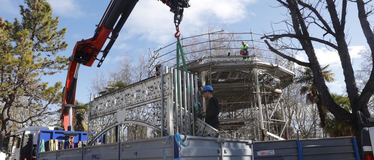 Operarios, el martes por la mañana, retirando con una grúa varias piezas de la cubierta del kiosco. | Miki López