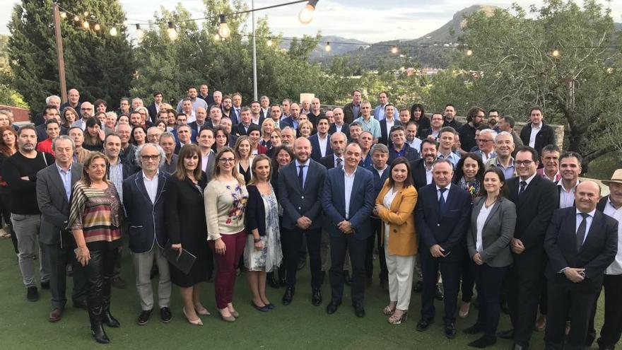 Plumed, con representantes empresariales y políticos asistentes al acto de Asecam.