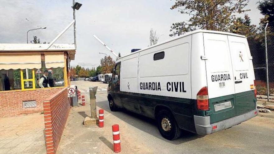 Imagen de archivo de un furgón de la Guardia Civil, entrando en la prisión de Fontcalent.