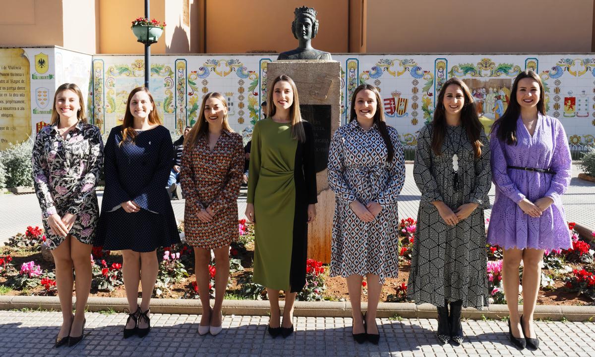 Carla Sánchez y las dones de companya junto al busto de Na Violant.