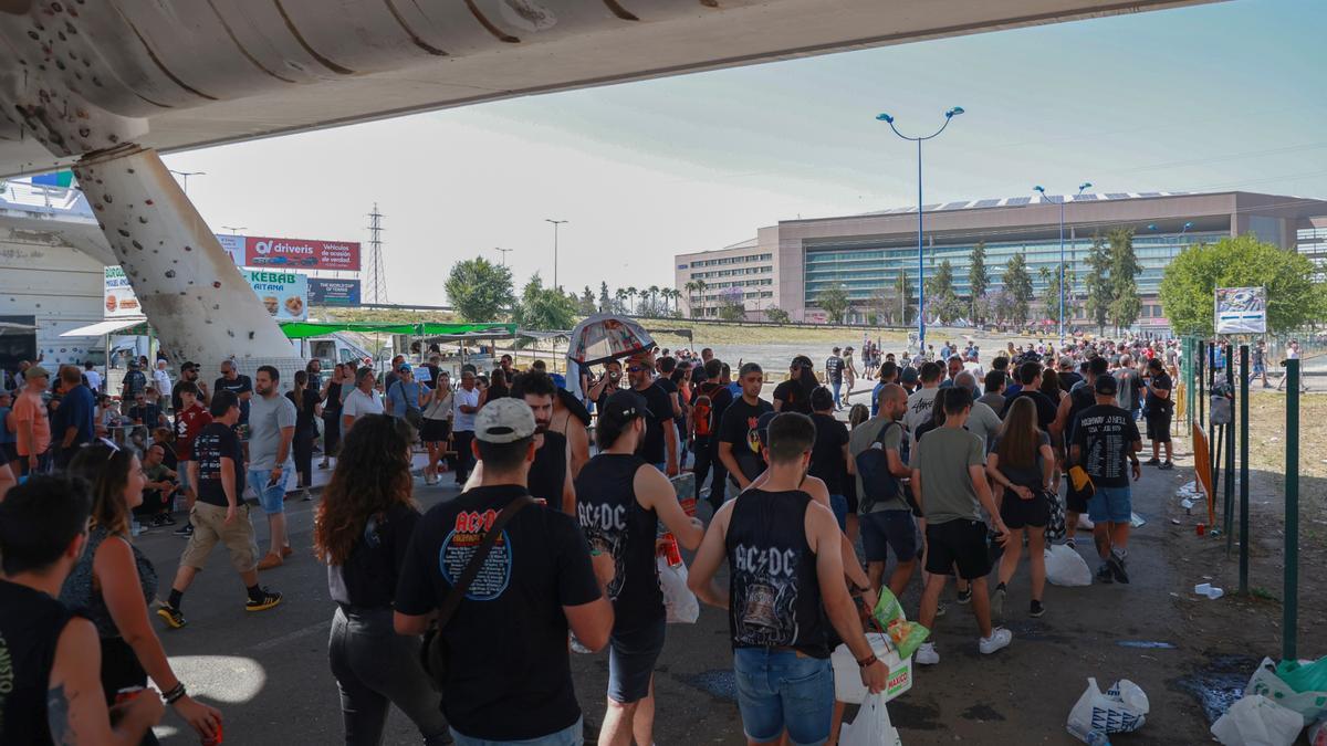 Colas para el concierto de AC/DC en el estadio olímpico de Sevilla.