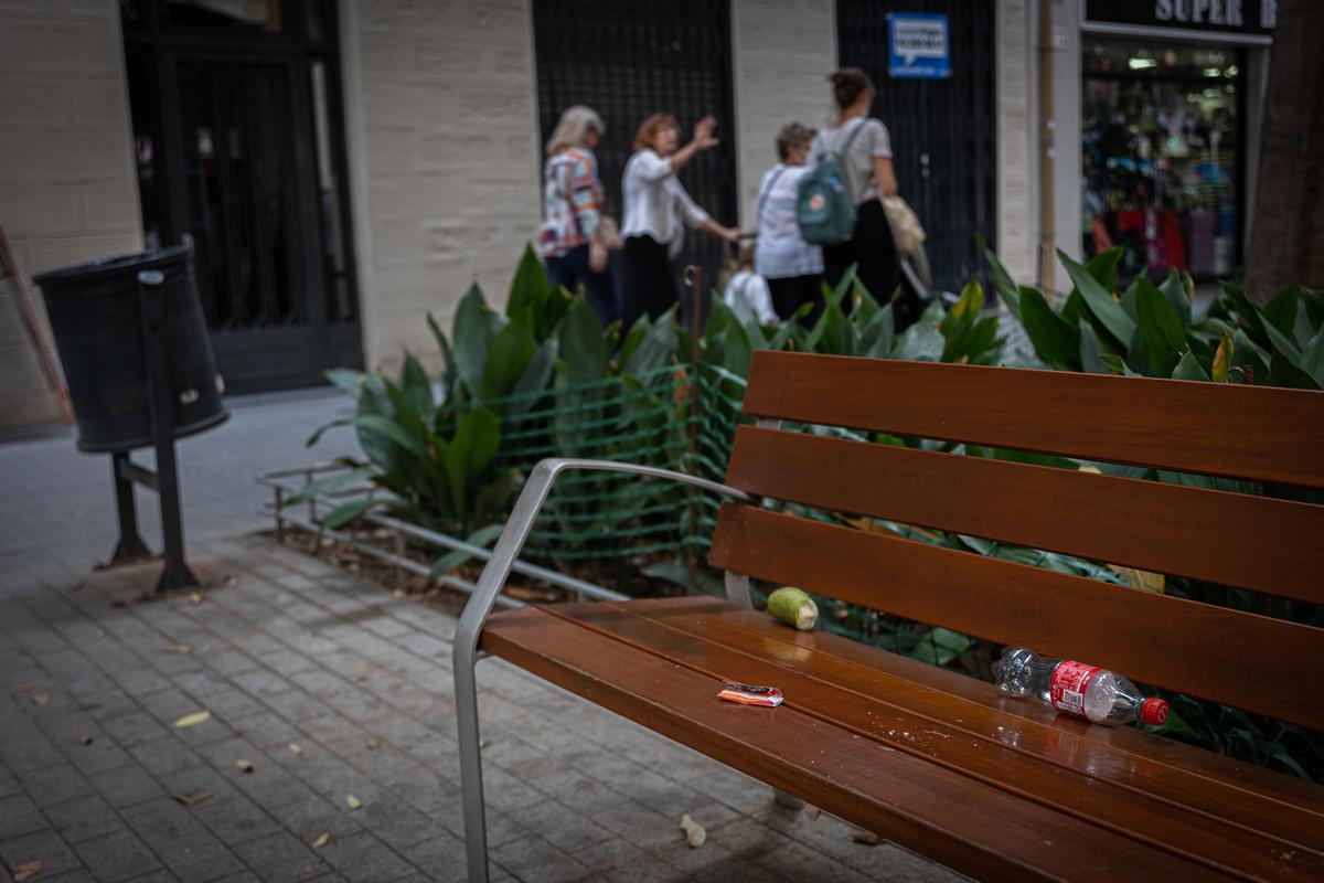 Desperdicios en un banco del Eixample.