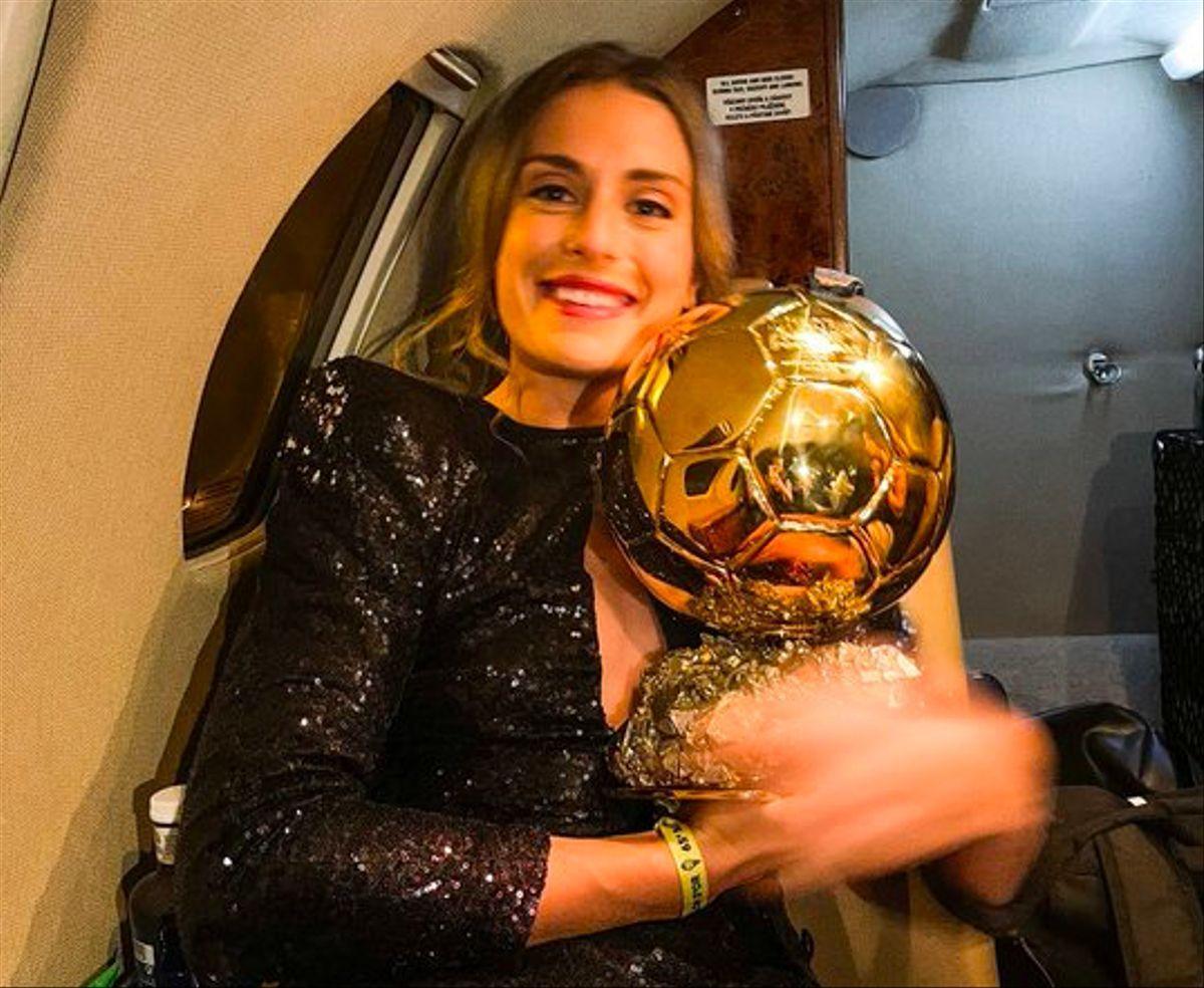 Alexia Putellas, con el Balón de Oro.