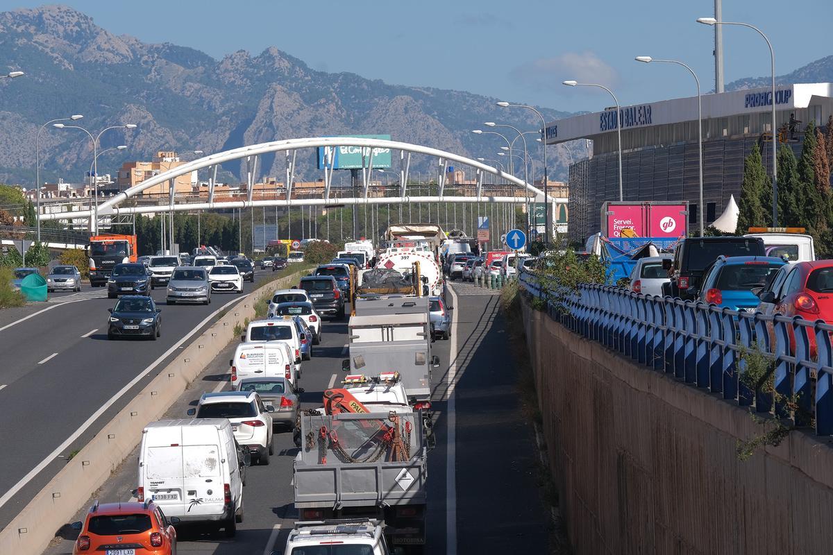 FOTOS: Monumental atasco en la Vía de Cintura de Palma por el vuelco de un coche FOTOS: Monumental atasco en la Vía de Cintura de Palma por el vuelco de un coche