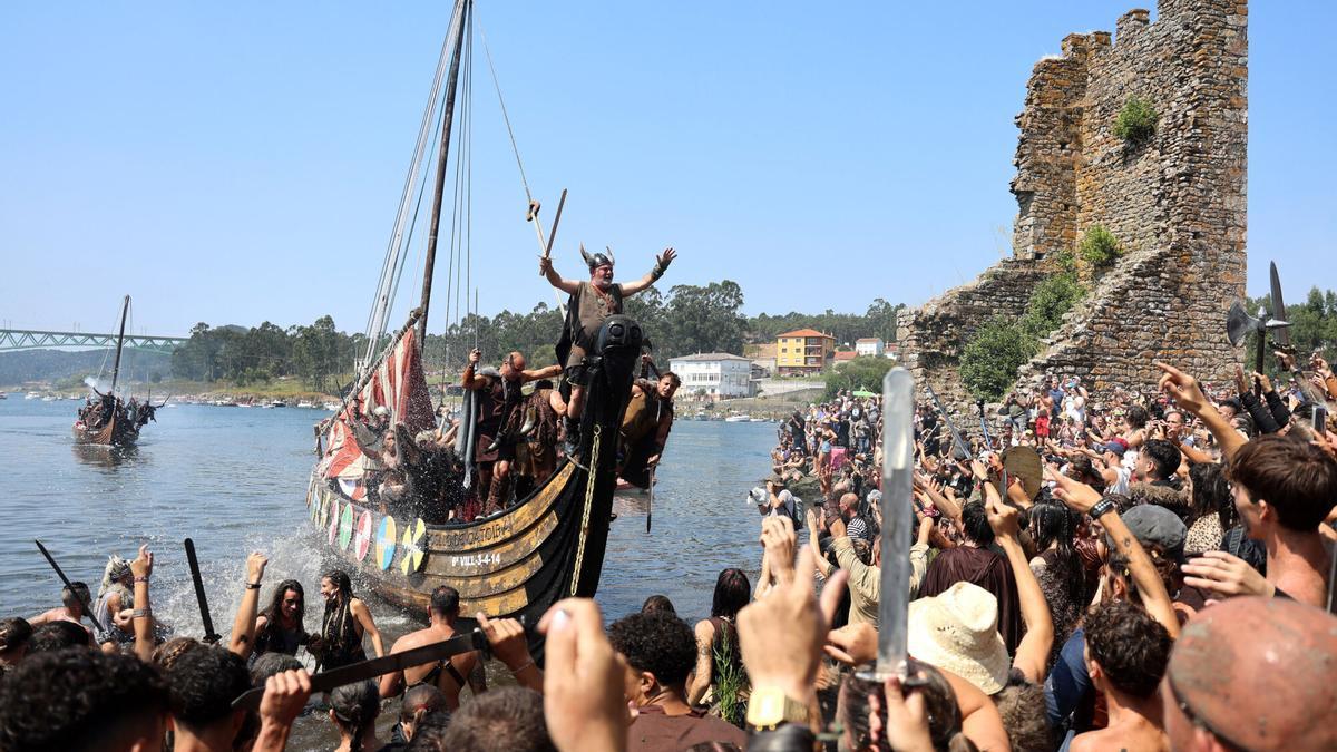 El Desembarco Vikingo reúne a más de 40.000 personas en Catoira